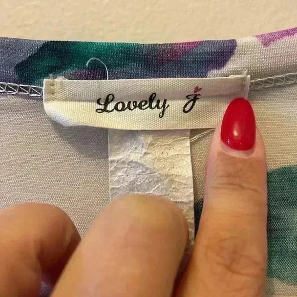 Lovely J Women’s Plus Size floral Top 3/4X - Picture 4 of 4